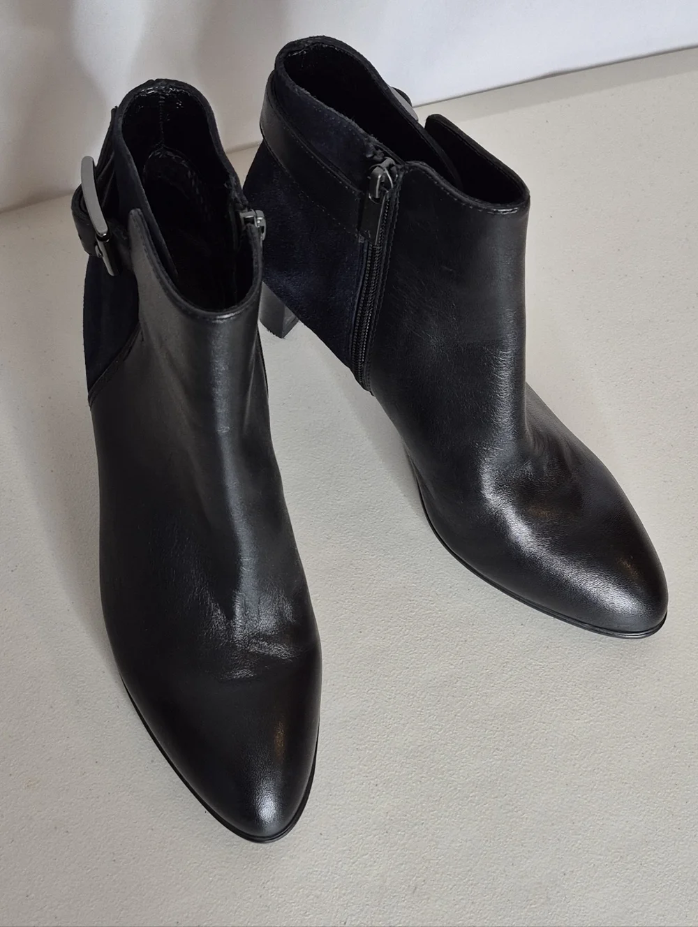 Aquatalia Black Itailian Leather and Navy Suede Ankle Boots w/ Buckle - Size 7